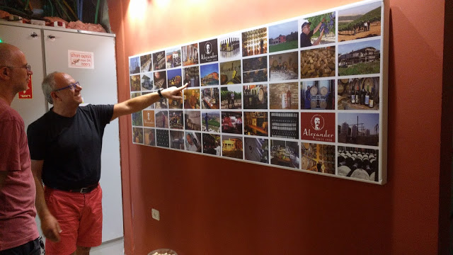 תצוגה על הקיר של היקב כל המבקרים החשובים