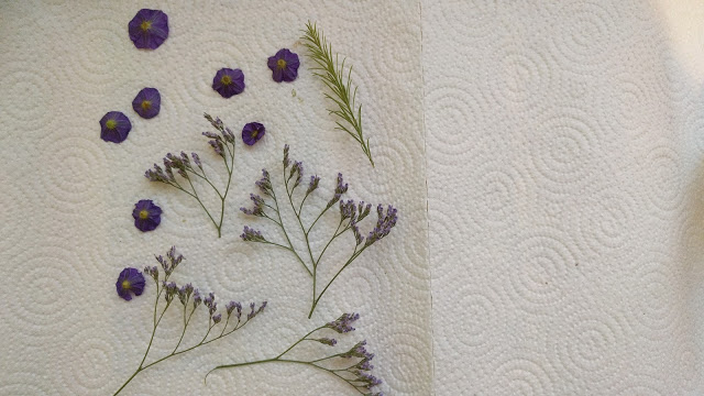 ייבוש פרחים וסידורם על משטח הייבוש