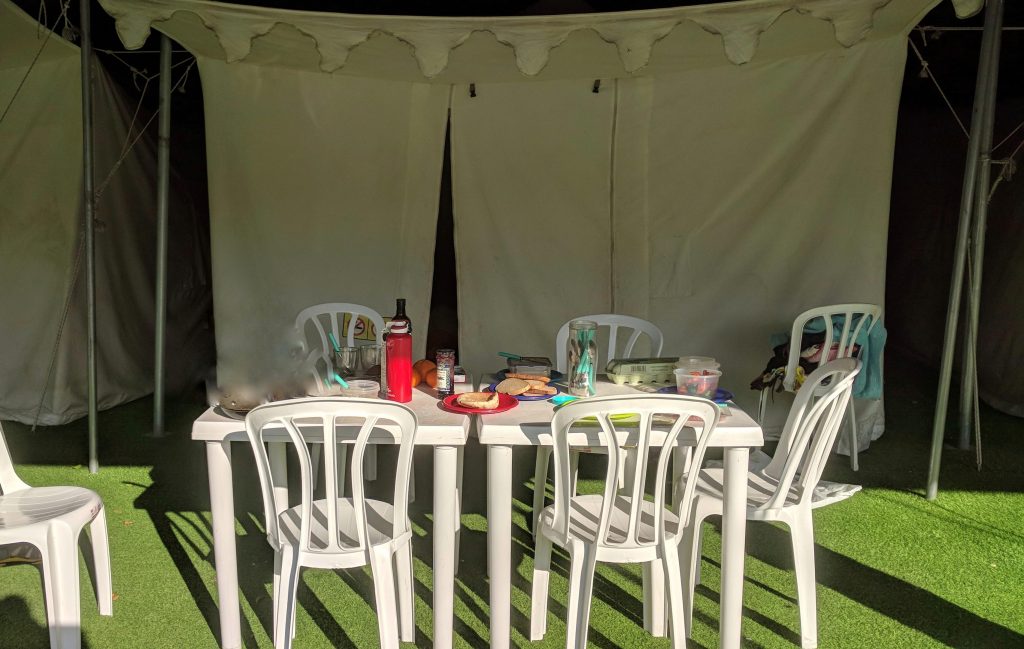 פינת האירוח ליד האוהל