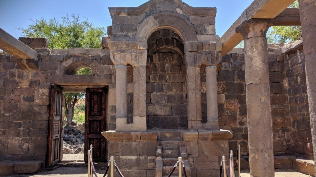 הגולן המערבי טיול משפחתי - מחוץ למסלול השיגרתי עין קשתו בית הכנסת העתיק