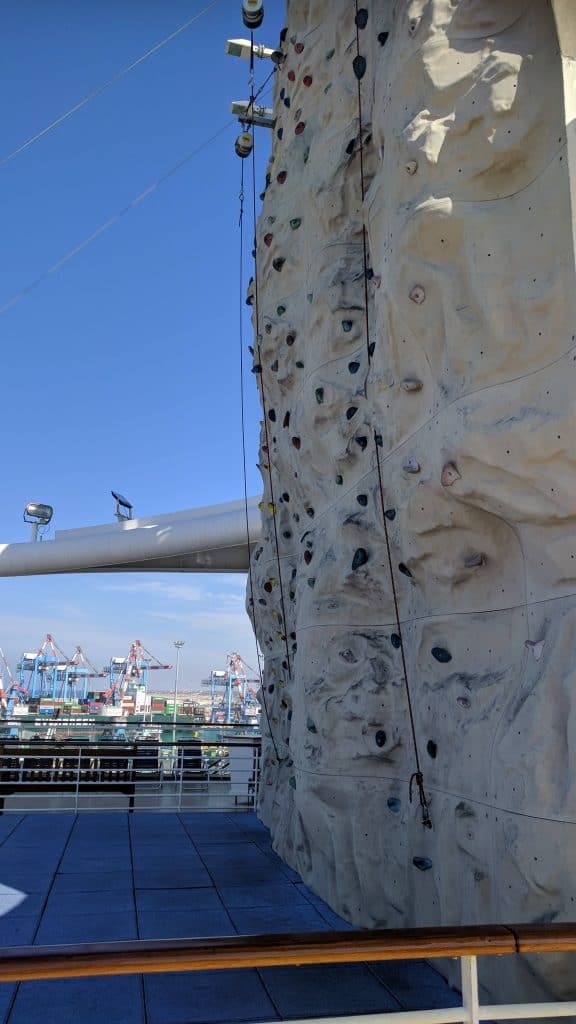 הכל לקרוז קיר הטיפוס באוניה