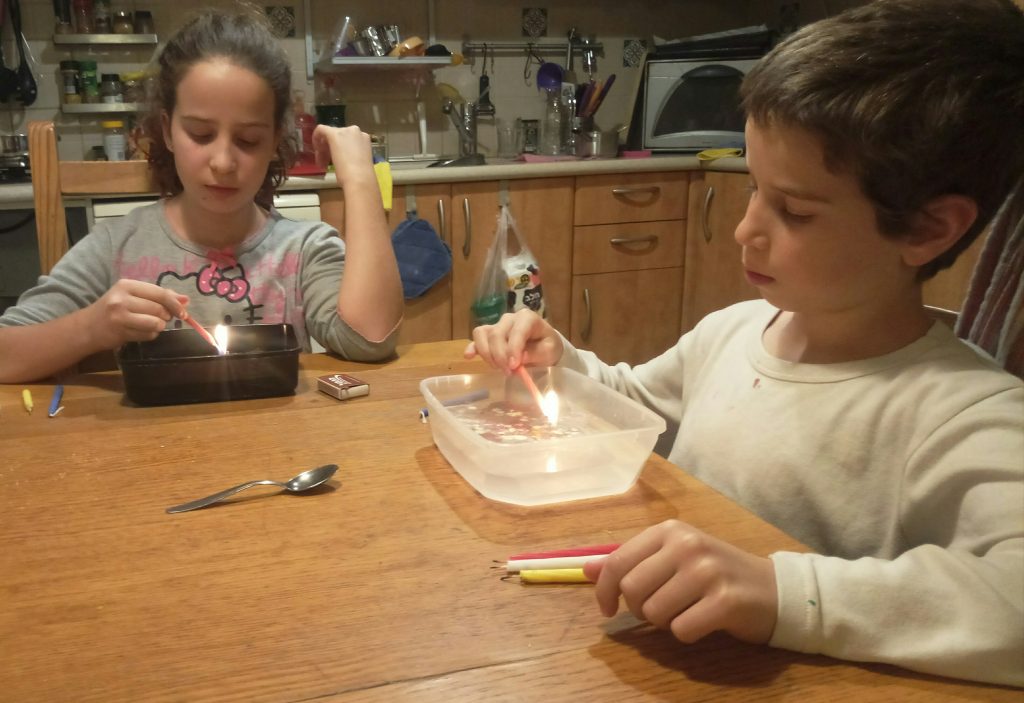 פנסי אור בטיפטוף נרות לקערת מים