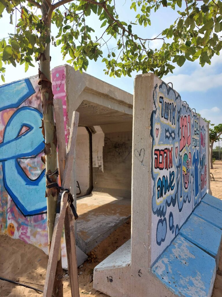 נתיב העשרה בטונדת ביטחון בכניסה למושב